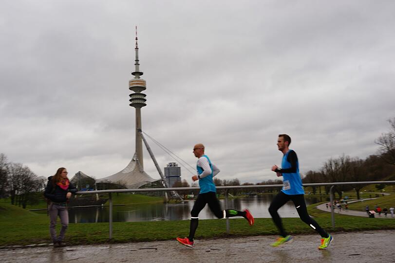 Noch einmal einen Winterlauf mit rund 1000 Teilnehmern gab es am Samstag im Olympiapark. Hier die besten Bilder.