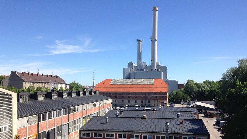Die Trafohalle an der Hans-Preißinger-Straße mit dem Heizkraftwerk Süd im Hintergrund.
