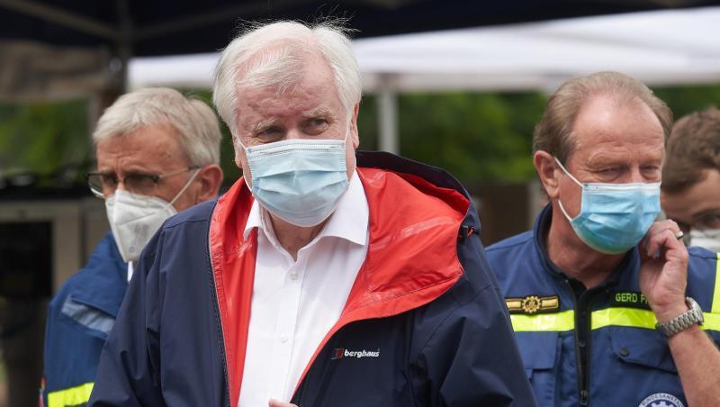 Bundesinnenminister Horst Seehofer (CSU) besucht Helfer des Technischen Hilfswerks in Bad Neuenahr, die dort nach dem Hochwasser eine Trinkwasseraufbereitungsanlage betreiben.