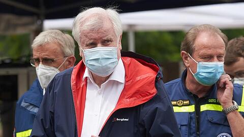 Bundesinnenminister Horst Seehofer (CSU) besucht Helfer des Technischen Hilfswerks in Bad Neuenahr, die dort nach dem Hochwasser eine Trinkwasseraufbereitungsanlage betreiben.