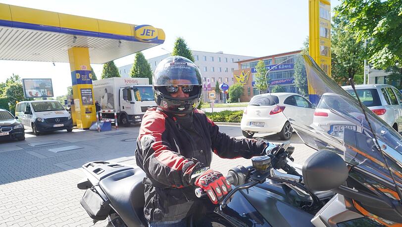 Kraftfahrer Nuciano Nondelli bezieht Stellung zu Tanken. Kraftfahrer Nuciano Nondelli bezieht Stellung zu Tanken.