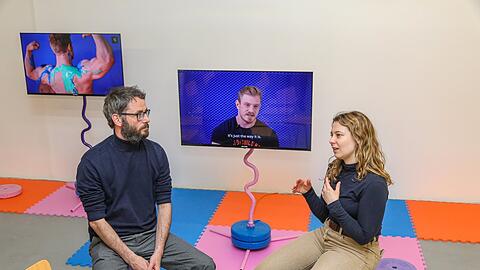 Christian Landspersky und Jamila Schäfer vor der Installation Sugar Muscles von Julia Walk.