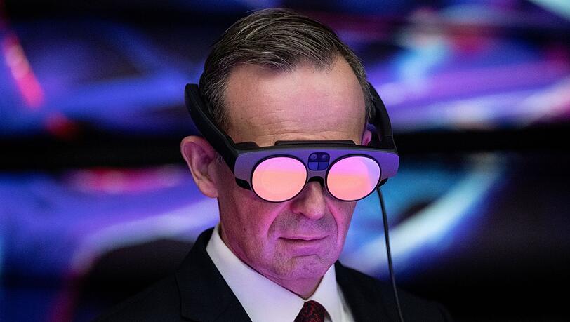 Bundesdigitalminister Volker Wissing steht nach der Konferenz beim Medizintechnikhersteller Brainlab im "Spacelab".