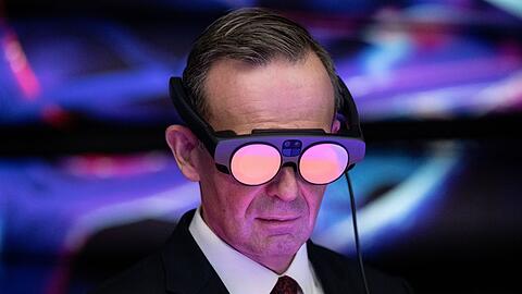 Bundesdigitalminister Volker Wissing steht nach der Konferenz beim Medizintechnikhersteller Brainlab im "Spacelab".