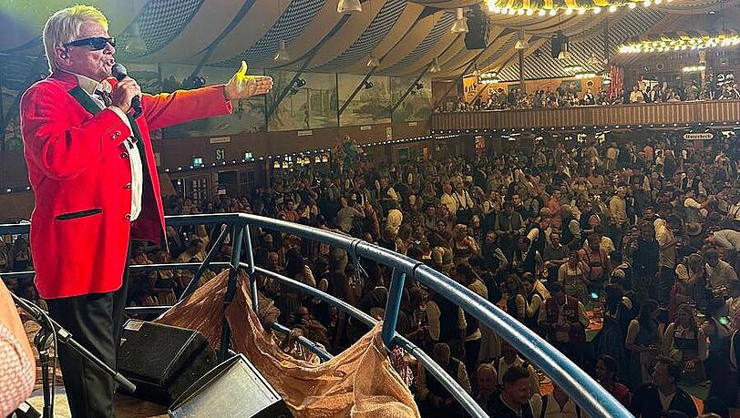 Heino überrascht das Münchner Publikum auf dem Oktoberfest.