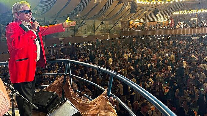 Heino überrascht das Münchner Publikum auf dem Oktoberfest.