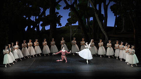 Ksenia Shevtsova, Jakob Feyferlik und das Corps de Ballet des Bayerischen Staatsballetts im romantischen Zauberwald von Filippo Taglionis"La Sylphide" im Nationaltheater.