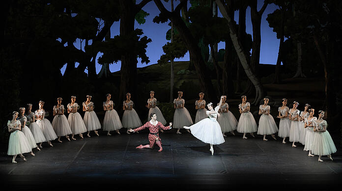 Ksenia Shevtsova, Jakob Feyferlik und das Corps de Ballet des Bayerischen Staatsballetts im romantischen Zauberwald von Filippo Taglionis"La Sylphide" im Nationaltheater.