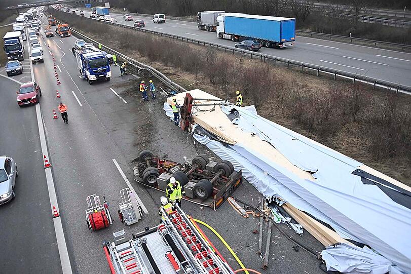 Ein mit etwa 35 Meter langen verleimten Holzelementen beladener Schwertransport ist auf der Münchner Ostumgehung verunglückt.