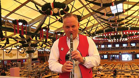 In aller Früh im noch leeren Schottenhamel-Festzelt: Wiesn-Chef Christian Scharpf lässt für die AZ kurz meisterhaft seine Klarinette erklingen.