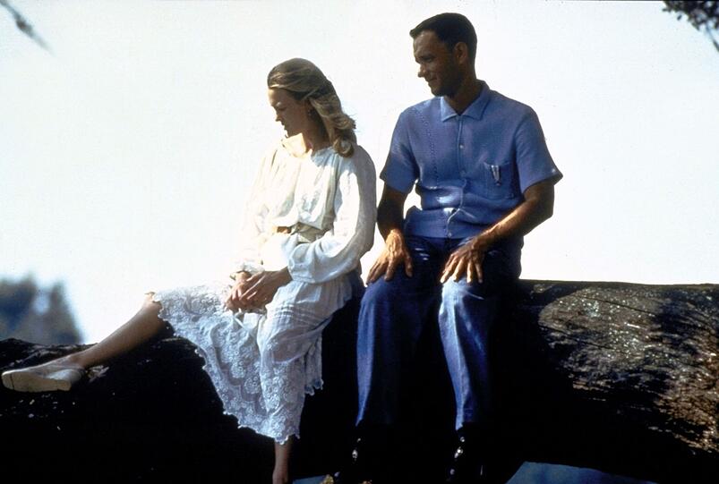 Die enge Freundschaft zwischen Forrest (Tom Hanks) und Jenny (Robin Wright Penn) hält ihr Leben lang. Die enge Freundschaft zwischen Forrest (Tom Hanks) und Jenny (Robin Wright Penn) hält ihr Leben lang.