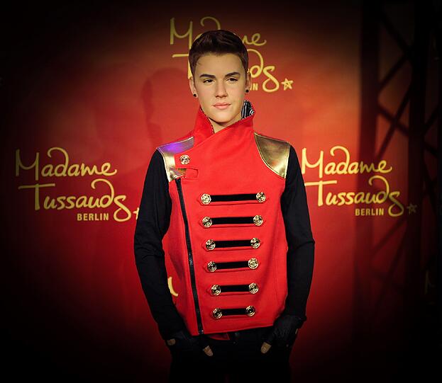 Zeit wurde es: Der US-Sänger Justin Bieber ist immerhin mit seinen erst 18 Jahren so erfolgreich wie mancher Alt-Musiker. Jetzt hat er seine wachsige Ehrung bei Madame Tussauds in Berlin erhalten - sehen Sie hier die Bilder...