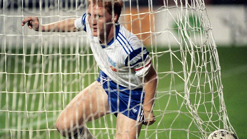 Nur ein Jahr nach seinem Profidebüt spielte Sammer für die DDR-Nationalmannschaft - bis 1990 lief er 23-mal für die Auswahl auf und schoss sechs Tore. Nur ein Jahr nach seinem Profidebüt spielte Sammer für die DDR-Nationalmannschaft - bis 1990 lief er 23-mal für die Auswahl auf und schoss sechs Tore.