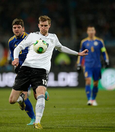 PER MERTESACKER NOTE 4: Abwehr-Chef mit kaum Zweikämpfen und gutem Stellungsspiel &ndash; ein leichter Job. Doch oft zu spät am Mann.