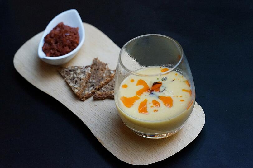 Der 2. Gang: Süßmais-Cremesuppe, Brotknusper, Chorizo-Marmelade.