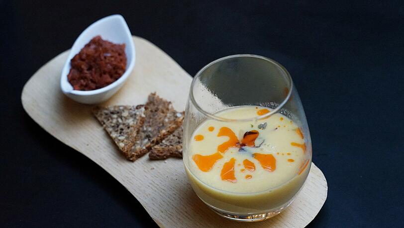 Der 2. Gang: Süßmais-Cremesuppe, Brotknusper, Chorizo-Marmelade. Der 2. Gang: Süßmais-Cremesuppe, Brotknusper, Chorizo-Marmelade.