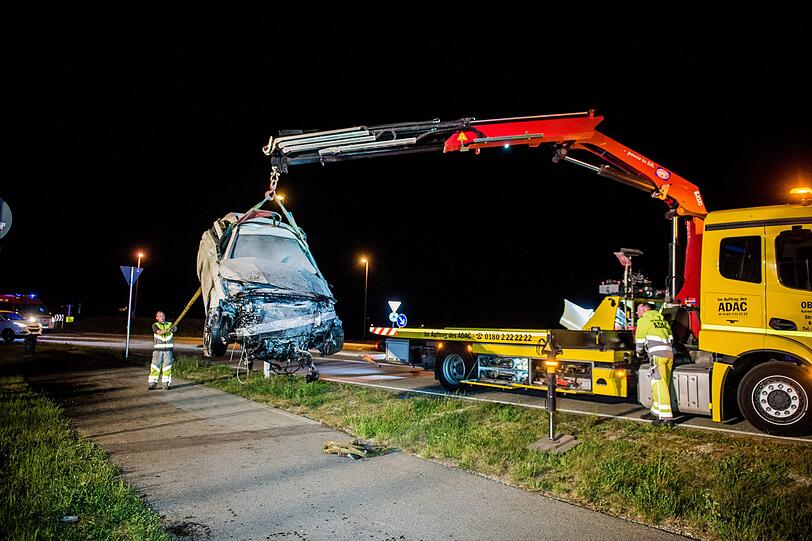 Ein 47-Jähriger flüchtet mit seinem Mercedes CLA vor einer Polizeikontrolle, übersieht einen Kreisverkehr und wird rund 40 Meter durch die Luft geschleudert. Die Bilder vom Einsatz