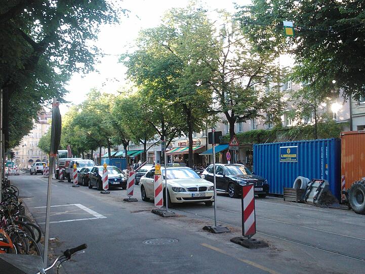 In der Wörthstraße kann man derzeit mit etwas Glück direkt vor den Lokalen parken.