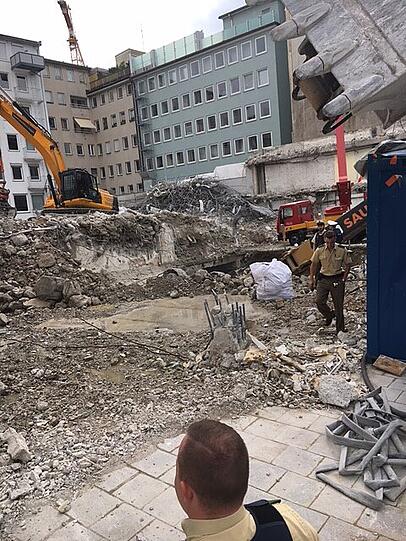 Die Bilder vom umgestürzten Bagger in Münchens Altstadt.
