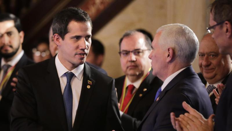 US-Vizepräsident Mike Pence (r) reicht Juan Guaido (l), dem selbst ernannten Interimspräsidenten von Venezuela, in Bogotá die Hand. US-Vizepräsident Mike Pence (r) reicht Juan Guaido (l), dem selbst ernannten Interimspräsidenten von Venezuela, in Bogotá die Hand.