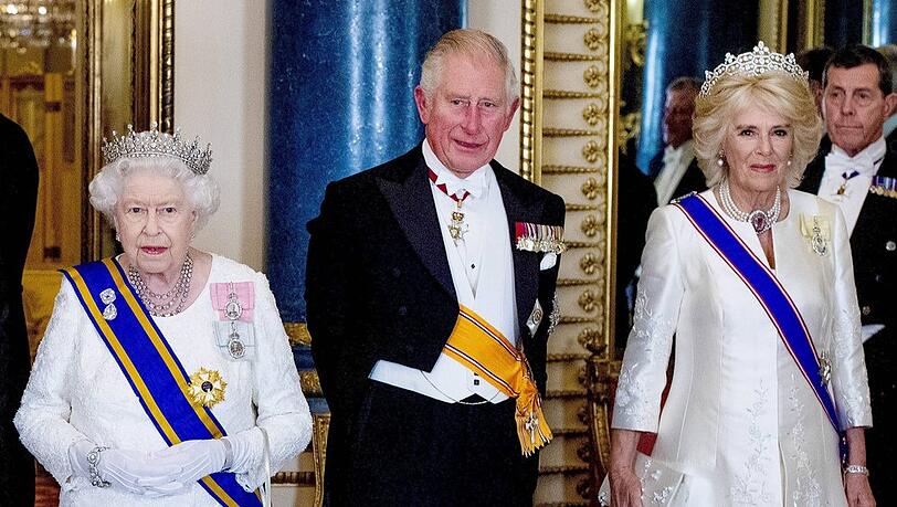 Queen Elizabeth II. (l.), Charles und Camilla bereiten sich auf die Feierlichkeiten vor.