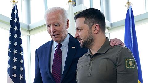 Joe Biden und Wolodymyr Selenskyj unterhalten sich vor einer Arbeitssitzung zur Situation in der Ukraine während des G7-Gipfels im Mai.