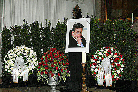 Kränze, Blumen und ein Bild: Trauerfeier für Stefan Schörghuber in der Michaelskirche