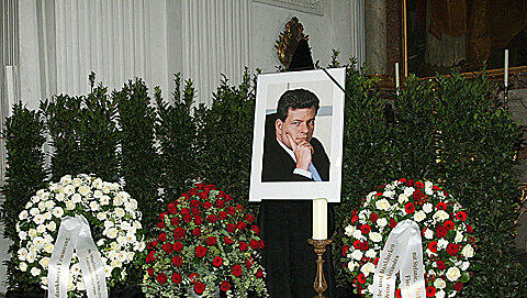 Kränze, Blumen und ein Bild: Trauerfeier für Stefan Schörghuber in der Michaelskirche Kränze, Blumen und ein Bild: Trauerfeier für Stefan Schörghuber in der Michaelskirche
