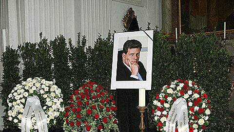 Kränze, Blumen und ein Bild: Trauerfeier für Stefan Schörghuber in der Michaelskirche
