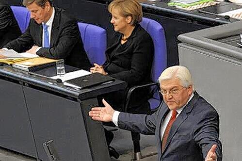 Früher saß er auf dem Platz neben Merkel: Oppositionschef Frank-Walter Steinmeier redet, die Kanzlerin und ihr Vize Westerwelle hören zu.