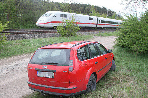 Seinen roten Ford Focus parkte Peter Sauer direkt an den Gleisen der Bahnstrecke bei Diebach. Dann warf er sich vor einen ICE.