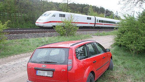 Seinen roten Ford Focus parkte Peter Sauer direkt an den Gleisen der Bahnstrecke bei Diebach. Dann warf er sich vor einen ICE.