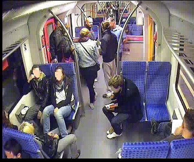 Fahndungsfotos der Polizei: Wer kennt den Schläger von der Kultfabrik. Beschriebung: 25-35 Jahre alt, ca. 175-185 cm groß, muskulöser Statur und Glatze beschrieben. Markant ist, dass der linke Arm komplett tätowiert ist.