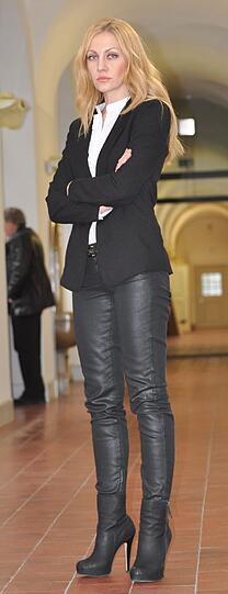 Model Tamara A. ist unzufrieden mit ihrer Nase.