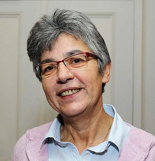 Erika Schuster-Dik (56), Standl: Erikas Blumenstand&lsquo;l, Familienstand: verheiratet, zwei Töchter, Wohnort: Haar, Hobbies: Natur, kreativ sein, Dabei seit: 1987, Liebstes Ratschthema: &bdquo;Der Markt. Man kommt nicht weg davon.&ldquo;, Ich tanze mit, weil&hellip; es der schönste Lohn für die ganze Arbeit ist.