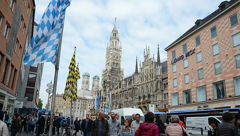 Hier klingt's urban: Auf dem Marienplatz mischen sich Glockenspiel und Stimmengewirr.