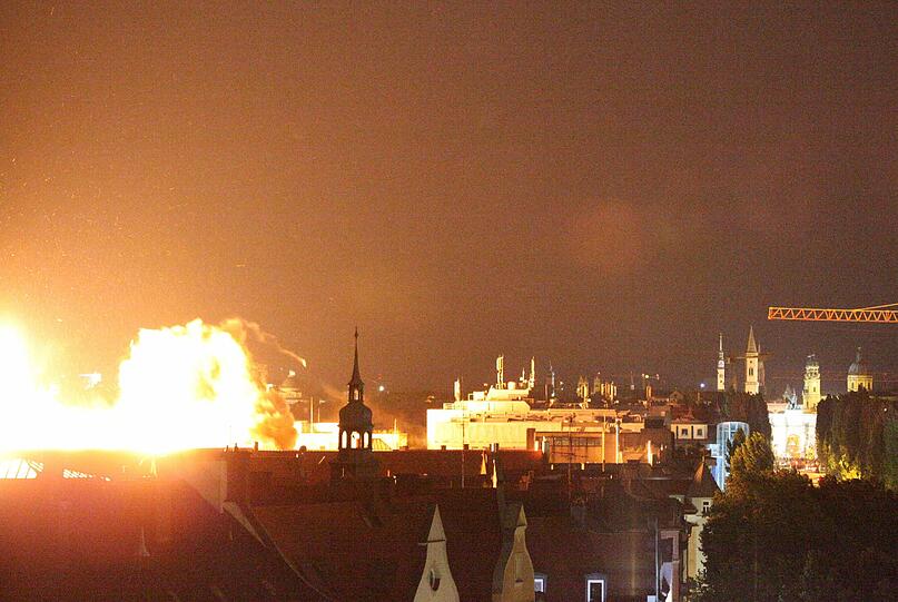 Zerstörte Schaufenster, Glassplitter, Feuer, Rauch: Nach Sprengung des 250 Kilogramm schweren Blindgängers in der Schwabinger Feilitzschstraße geht es drunter und drüber, Rettungsfahrzeuge brausen durch Schwabing. Gegen Mitternacht meldet die Feuerwehr, die Bränder seien unter Kontrolle. Laut Polizei wurde niemand verletzt.