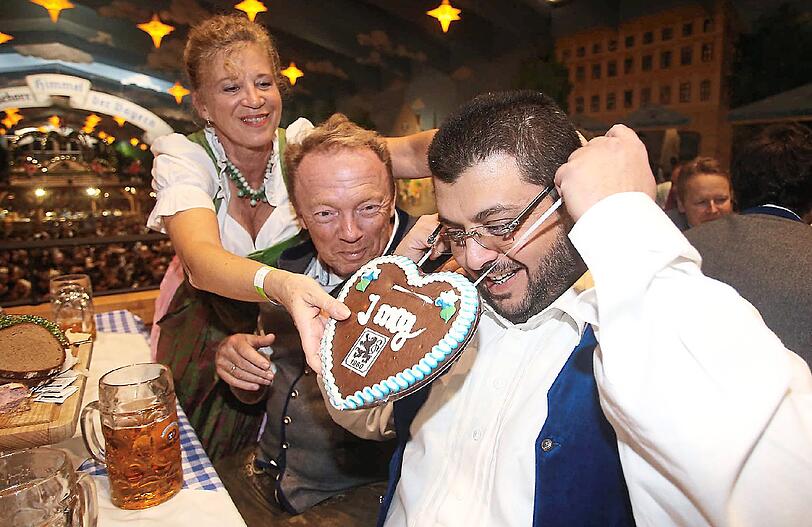 Schneidige Löwen in Lederhosen, fesche Dirndl in schicken Dirndln: Die Spieler des TSV 1860 und ihre Spielerfrauen führten am Dienstagabend im Hacker-Festzelt ihre Tracht aus.