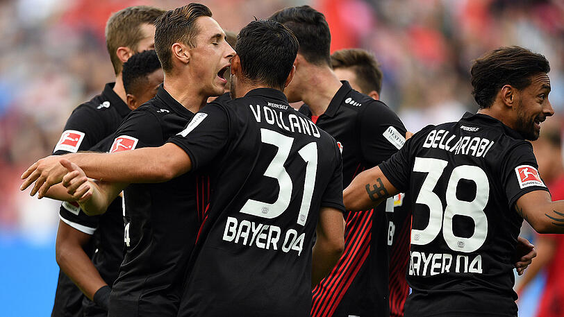Leverkusens Spieler feiern das 3:0 vom Kevin Volland (M.) im Spiel gegen den SC Freiburg.