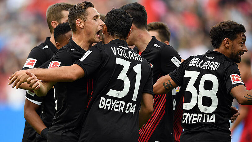 Leverkusens Spieler feiern das 3:0 vom Kevin Volland (M.) im Spiel gegen den SC Freiburg. Leverkusens Spieler feiern das 3:0 vom Kevin Volland (M.) im Spiel gegen den SC Freiburg.