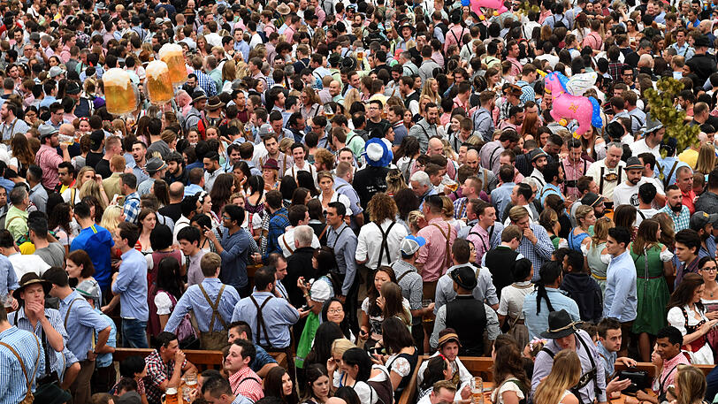 Die Stimmung im Hofbräu-Festzelt ist bereits um kurz nach 12 bombastisch.