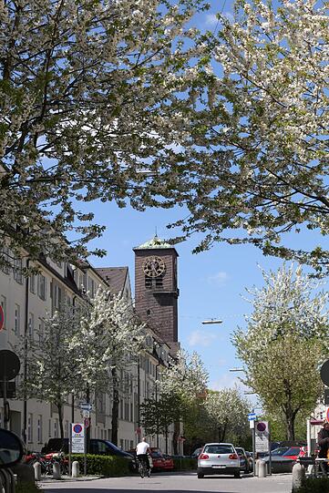 Blick in die Gollierstraße mit der Hl.-Georgios-Kirche.