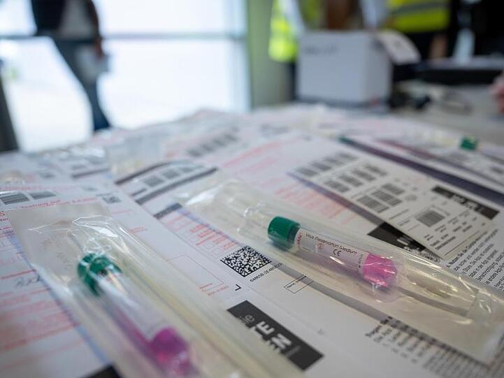 Teströhrchen für einen Test auf das Coronavirus. (Archivbild)