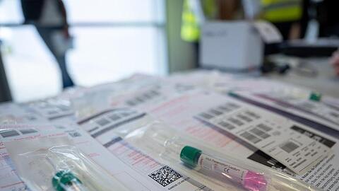 Teströhrchen für einen Test auf das Coronavirus. (Archivbild)