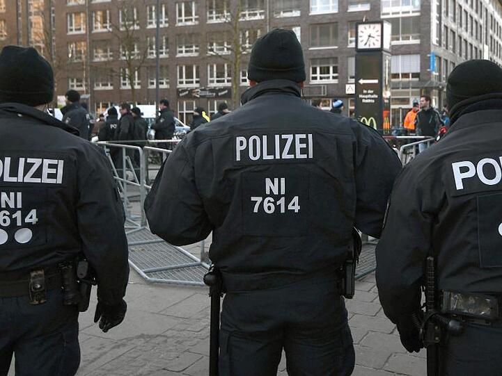 Polizeikräfte beim Einsatz in Bremen.