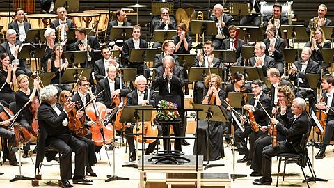 Zubin Mehta und die Münchner Philharmoniker nach der Sinfonia domestica in der Isarphilharmonie.