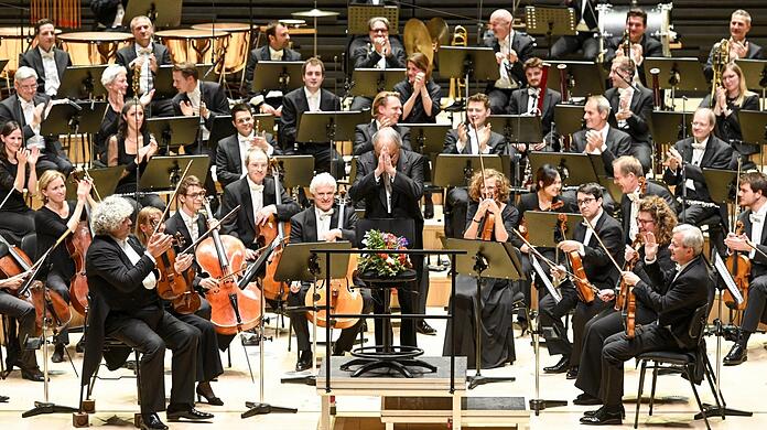 Zubin Mehta und die Münchner Philharmoniker nach der Sinfonia domestica in der Isarphilharmonie.