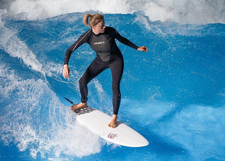 Surfen bei Sauwetter: In der Jochen Schweizer Arena gibt es eine Indoor-Welle. Frieren muss hier niemand.