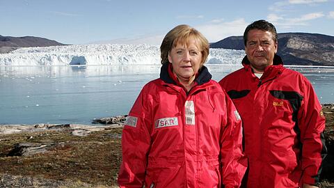 Die Kanzlerin und ihr Vize im Partnerlook vor dem Gletscher: 2007 besuchten Merkel und Gabriel gemeinsam Grönland. (Archivbild)