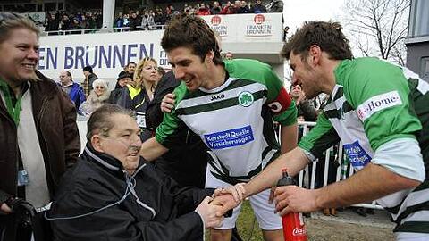 Da kann er wieder lachen: Der schwer kranke SpVgg-Vize Edgar Burkart freut sich mit Jan Mauersberger und Stefan Reisinger (r.).